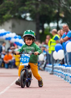 Kazakistan, Almaty - 11 Haziran 2017: yarışmalar Bisiklete binme çocuk de çocuklar tur. 2 ile 7 yaş arası çocuklar stadyumda rekabet ve ödüller alırsınız. Küçük çocuk yolda bir üç tekerlekli bisiklet sürmek
