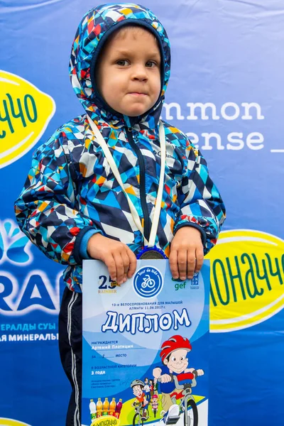 Kazakistan, Almaty - 11 Haziran 2017: yarışmalar Bisiklete binme çocuk de çocuklar tur. 2 ile 7 yaş arası çocuklar stadyumda rekabet ve ödüller alırsınız. Heyecanlı çocuk ve madalya kızlarla