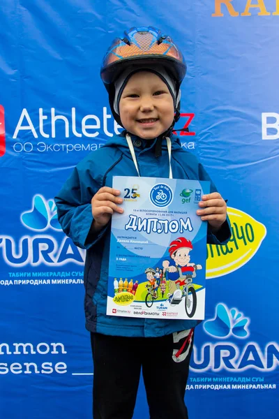 Kazakistan, Almaty - 11 Haziran 2017: yarışmalar Bisiklete binme çocuk de çocuklar tur. 2 ile 7 yaş arası çocuklar stadyumda rekabet ve ödüller alırsınız. Heyecanlı çocuk ve madalya kızlarla