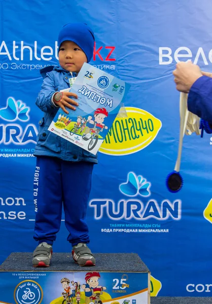 Kazakistan, Almaty - 11 Haziran 2017: yarışmalar Bisiklete binme çocuk de çocuklar tur. 2 ile 7 yaş arası çocuklar stadyumda rekabet ve ödüller alırsınız. Heyecanlı çocuk ve madalya kızlarla