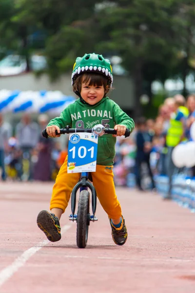 Kazakistan, Almaty - 11 Haziran 2017: yarışmalar Bisiklete binme çocuk de çocuklar tur. 2 ile 7 yaş arası çocuklar stadyumda rekabet ve ödüller alırsınız. Küçük çocuk yolda bir üç tekerlekli bisiklet sürmek — Stok fotoğraf