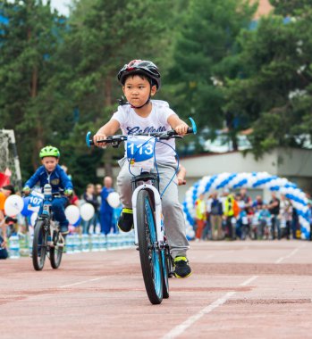 Kazakistan, Almaty - 11 Haziran 2017: yarışmalar Bisiklete binme çocuk de çocuklar tur. 2 ile 7 yaş arası çocuklar stadyumda rekabet ve ödüller alırsınız. Bisiklet üzerinde şirin bir çocuk portresi