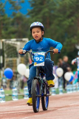 Kazakistan, Almaty - 11 Haziran 2017: yarışmalar Bisiklete binme çocuk de çocuklar tur. 2 ile 7 yaş arası çocuklar stadyumda rekabet ve ödüller alırsınız. Bisiklet üzerinde şirin bir çocuk portresi