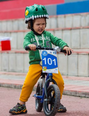 Kazakistan, Almaty - 11 Haziran 2017: yarışmalar Bisiklete binme çocuk de çocuklar tur. 2 ile 7 yaş arası çocuklar stadyumda rekabet ve ödüller alırsınız. Küçük çocuk yolda bir üç tekerlekli bisiklet sürmek