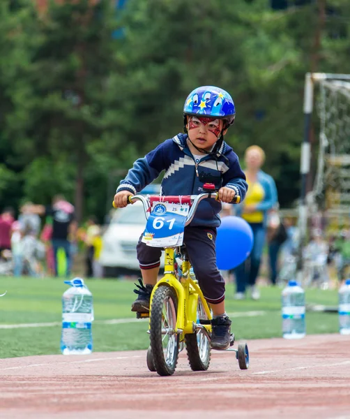Kazakistan, Almaty - 11 Haziran 2017: yarışmalar Bisiklete binme çocuk de çocuklar tur. 2 ile 7 yaş arası çocuklar stadyumda rekabet ve ödüller alırsınız. Bisiklet üzerinde şirin bir çocuk portresi