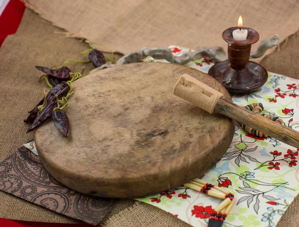 Various djembes and tambourine in front of a rustic wall. — Stock Photo, Image