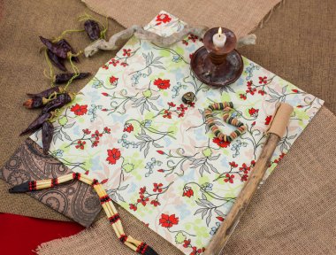 Dikiş Tekstil veya bez. Altın makas yastık ve doğal beyaz kumaş. Bir terzi iş tablosu. Alan, odak makas üzerine sığ derinliği