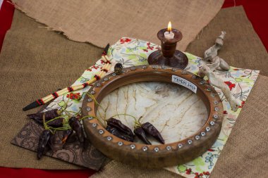 Çeşitli djembes ve tef rustik duvar önünde.