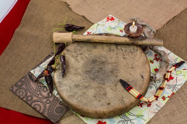 Diverse djembes și tamburină în fața unui zid rustic . — Fotografie, imagine de stoc