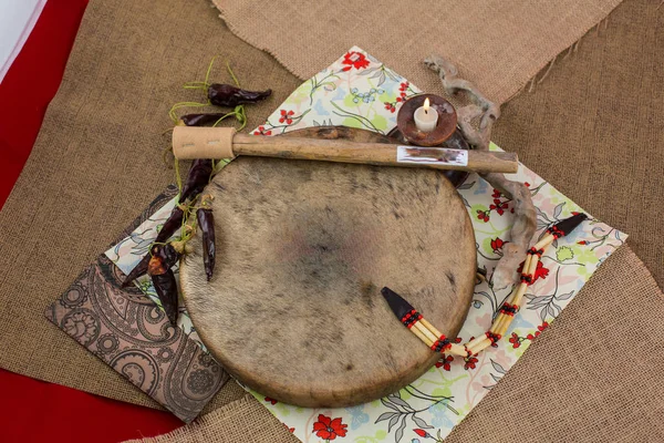 Divers djembes et tambourins devant un mur rustique . — Photo