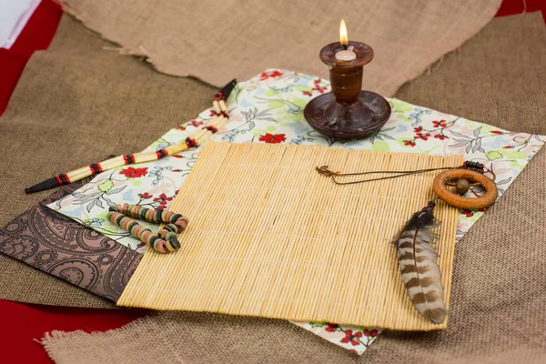 Costura textil o de tela. Cojín de alfiler de tijeras de oro, y tela blanca natural. Mesa de trabajo de un sastre. Profundidad de campo superficial, Enfoque en tijeras — Foto de Stock