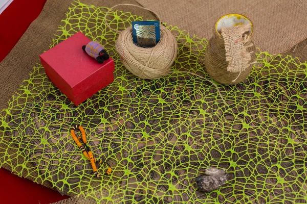 Sömnad textil eller trasa. Gold saxar pin kudde och naturlig vit tyg. Tabellen arbete av en skräddare. Kort skärpedjup, fokus på sax — Stockfoto