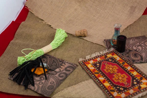 Costura textil o de tela. Cojín de alfiler de tijeras de oro, y tela blanca natural. Mesa de trabajo de un sastre. Profundidad de campo superficial, Enfoque en tijeras —  Fotos de Stock