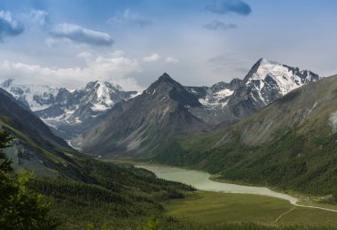 Dağ gölü Kucherlinskoe yukarıdan, Altay, Rusya Federasyonu