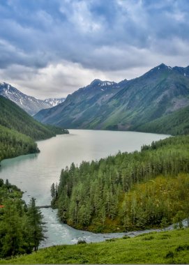 Dağ gölü Kucherlinskoe yukarıdan, Altay, Rusya Federasyonu