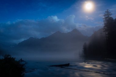 Harika Kucherlinsky Gölü Belukha dağ, Altay Dağları, Rusya'nın dibinde olduğunu ayın altında geceleri