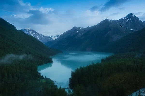 Maravilhoso lago Kucherlinsky À noite sob a lua que está no sopé da montanha Belukha, Altai Mountains, Rússia — Fotografia de Stock