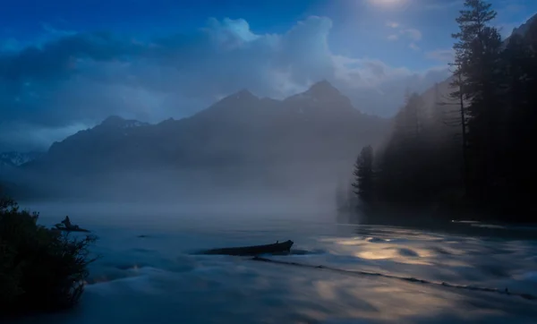 Maravilloso lago Kucherlinsky Por la noche bajo la luna que está al pie de la montaña Belukha, montañas Altai, Rusia Fotos de stock