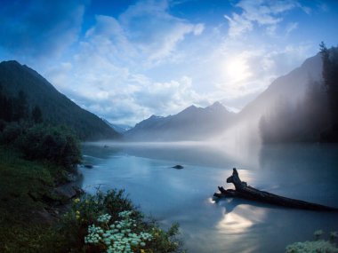 Harika Kucherlinsky Gölü Belukha dağ, Altay Dağları, Rusya'nın dibinde olduğunu ayın altında geceleri