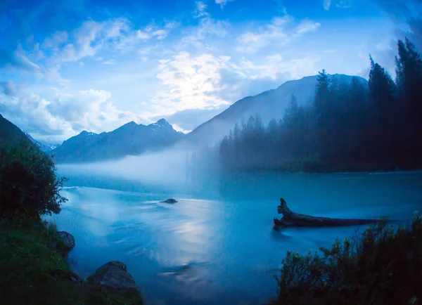 Harika Kucherlinsky Gölü Belukha dağ, Altay Dağları, Rusya'nın dibinde olduğunu ayın altında geceleri