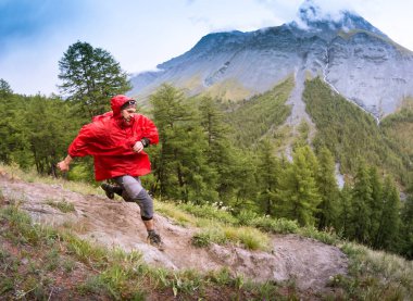 Altay, Rusya'nın dağda çalışan adam iz