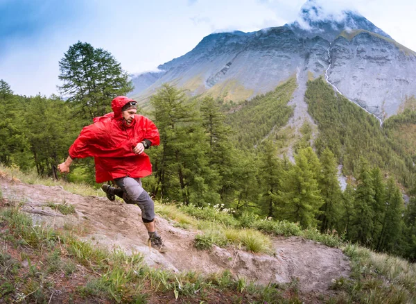 Mannen terränglöpning i berget i Altai, Ryssland — Stockfoto