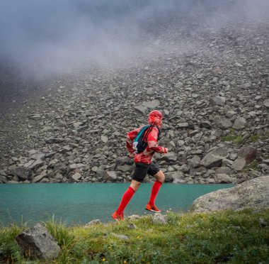 Altay, Rusya'nın dağda çalışan adam iz