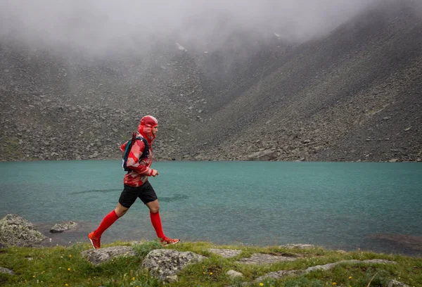 Člověk přespolní běh v pohoří Altaj, Rusko — Stock fotografie