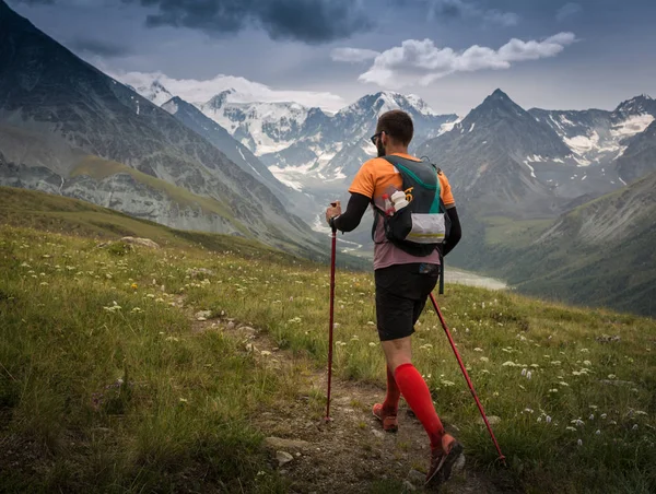 Sentiero dell'uomo che corre in montagna ad Altai, Russia — Foto Stock