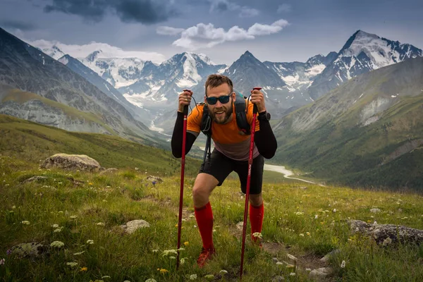 Sentiero dell'uomo che corre in montagna ad Altai, Russia — Foto Stock