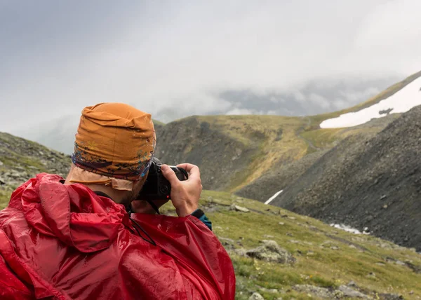 Nature photographer traveler taking photo of beautiful landscape from top of the mountain — Stock Photo, Image