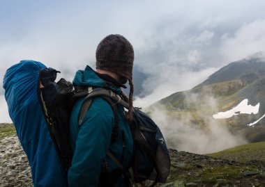 Himalaya dağ manzarasında yakışıklı genç turist portresi