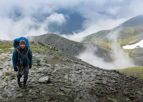 Όμορφος νεαρός άνδρας τουρίστας backpacker πορτρέτο για Himalaya θέα στο βουνό — Φωτογραφία Αρχείου