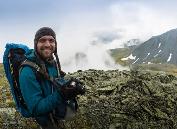 Fotógrafo de natureza viajante tirar foto de bela paisagem do topo da montanha — Fotografia de Stock