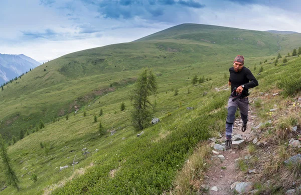 Natur fotograf traveler tar foto av vackra landskapet från toppen av berget — Stockfoto