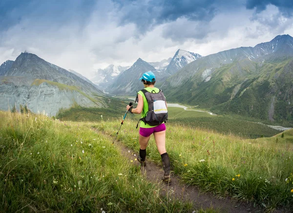 Joven mujer de fitness corriendo por el sendero del bosque tropical matutino — Foto de Stock