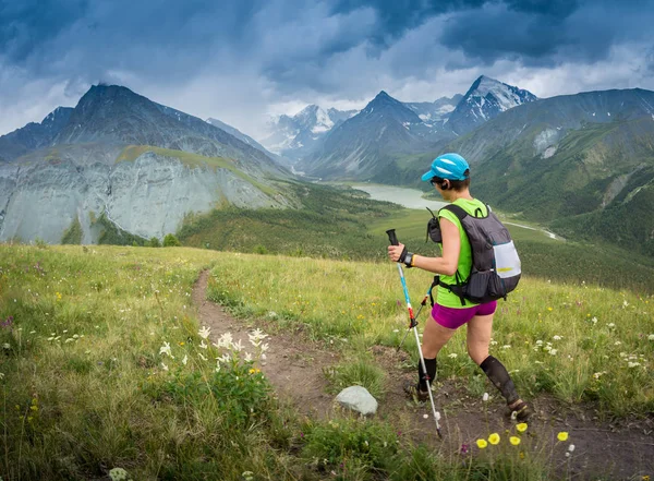 Joven mujer de fitness corriendo por el sendero del bosque tropical matutino — Foto de Stock