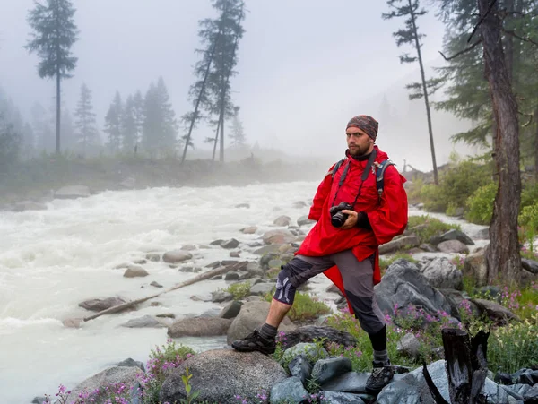 Fotógrafo de natureza viajante tirar foto de bela paisagem do topo da montanha — Fotografia de Stock