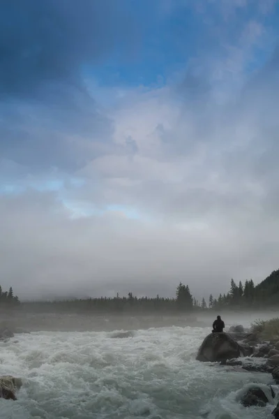 Silhouette d'un homme dans l'obscurité. Photographie nocturne. Brouillard dense sur la rivière . — Photo