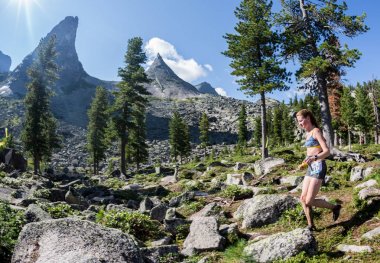 Ergaki, Rusya - 05 Ağustos 2017: bilinmeyen kız sporcumuz Dağları, Skayranfest trailrunning yarışma katılımcısı 5 Ağustos 2017 çalışan Milli Parkı Ergaki, Rusya Federasyonu.