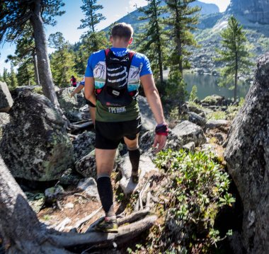 Ergaki, Rusya Federasyonu - 05 Ağustos 2017: Bilinmeyen bir erkek atlet Dağları, Trailanning rekabet Skayranfest bir katılımcı 5 Ağustos 2017 Ergaki Milli Parkı, Rusya'da çalışır.