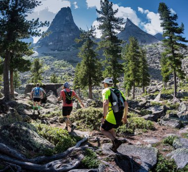 Ergaki, Rusya Federasyonu - 05 Ağustos 2017: Dağlar, sondaki 5 Ağustos 2017 Ergaki Milli Parkı, Rusya'da Skayranfest rekabet katılımcıların çeşitli sporcular çalıştırın.