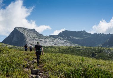 Ergaki, Rusya Federasyonu - 05 Ağustos 2017: Dağlar, sondaki 5 Ağustos 2017 Ergaki Milli Parkı, Rusya'da Skayranfest rekabet katılımcıların çeşitli sporcular çalıştırın.