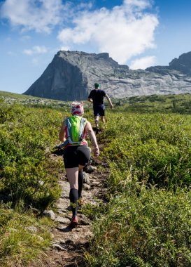 Ergaki, Rusya Federasyonu - 05 Ağustos 2017: Dağlar, sondaki 5 Ağustos 2017 Ergaki Milli Parkı, Rusya'da Skayranfest rekabet katılımcıların çeşitli sporcular çalıştırın.