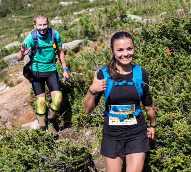 Ergaki, Rusya Federasyonu - 05 Ağustos 2017: Dağlar, sondaki 5 Ağustos 2017 Ergaki Milli Parkı, Rusya'da Skayranfest rekabet katılımcıların çeşitli sporcular çalıştırın.