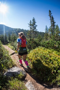 Ergaki, Rusya - 05 Ağustos 2017: bilinmeyen kız sporcumuz Dağları, Skayranfest trailrunning yarışma katılımcısı 5 Ağustos 2017 çalışan Milli Parkı Ergaki, Rusya Federasyonu.