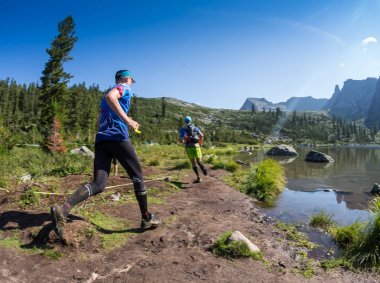 Ergaki, Rusya Federasyonu - 05 Ağustos 2017: Bilinmeyen bir erkek atlet Dağları, Trailanning rekabet Skayranfest bir katılımcı 5 Ağustos 2017 Ergaki Milli Parkı, Rusya'da çalışır.