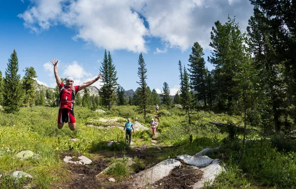 ERGAKI, RUSSIA - 05 AGOSTO 2017: Diversi atleti corrono tra le montagne, i partecipanti seguono la competizione SKAYRANFEST il 5 agosto 2017 nel Parco Nazionale di Ergaki, Russia . — Foto Stock