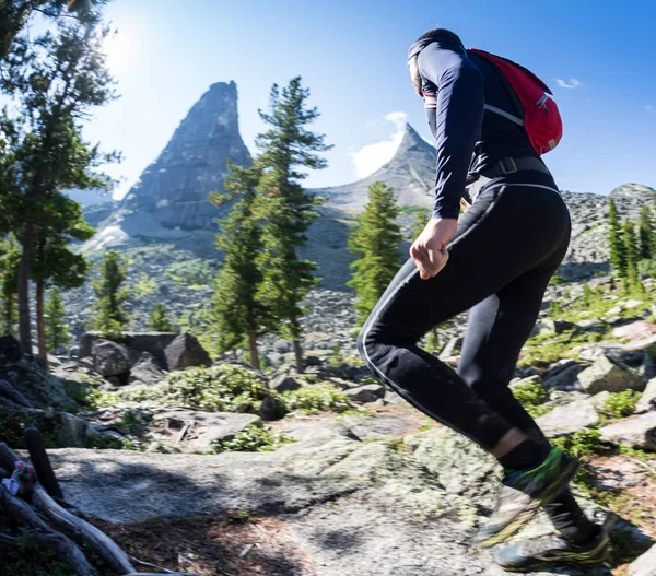 ERGAKI, RÚSSIA - AGOSTO 05 2017: Um atleta masculino desconhecido atravessa as montanhas, participante da competição TRAILANNING S=RANFEST 5 de agosto de 2017 no Parque Nacional Ergaki, Rússia . — Fotografia de Stock