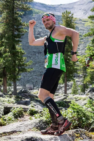 ERGAKI, RÚSSIA - AGOSTO 05 2017: Um atleta masculino desconhecido atravessa as montanhas, participante da competição TRAILANNING S=RANFEST 5 de agosto de 2017 no Parque Nacional Ergaki, Rússia . — Fotografia de Stock